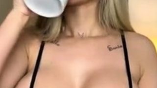 Big boob brunette masturbates on webcam